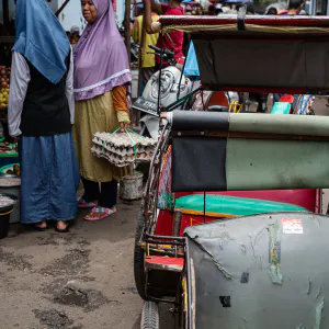 Becak and shoppers at the Kanoman market