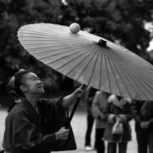 Female street performer in Hamarikyu Garden