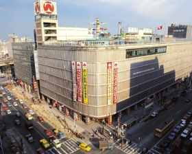 活況の百貨店、各社の明暗鮮明…食品偽装問題で“500億円市場”おせち商戦に暗雲の画像1