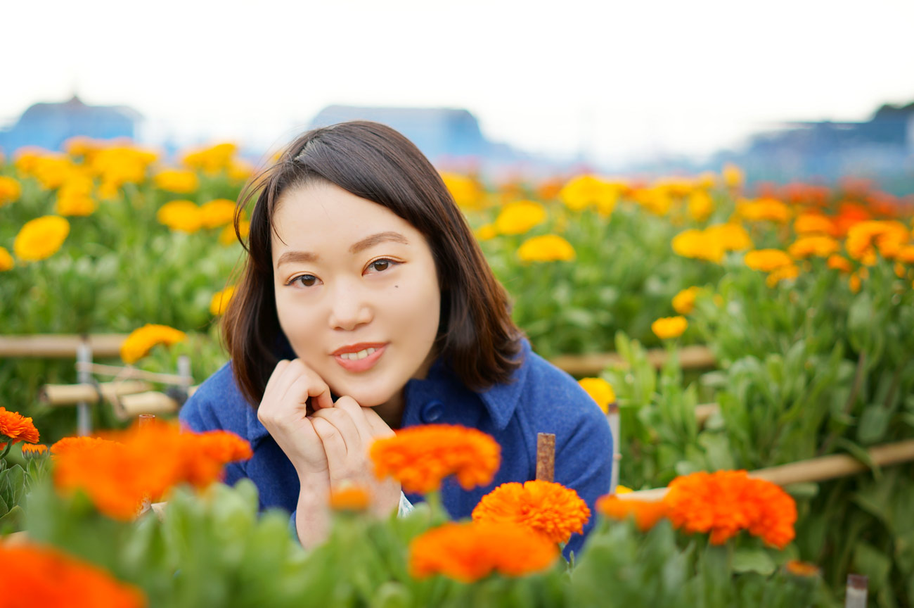 千倉 白間津の花畑でマリーゴールドと微笑む