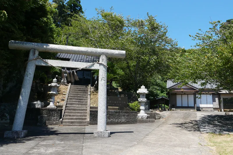 松ヶ岡八幡宮の鳥居と参道