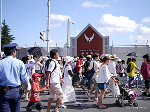 第五ゲート前の様子 - 横田基地日米友好祭 2012 で F-22 Raptor を見てきた