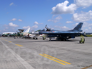 自衛隊機も来てる - 横田基地日米友好祭 2012 で F-22 Raptor を見てきた