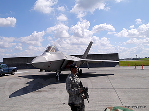 アサルトライフルでF-22を警戒 - 横田基地日米友好祭 2012 で F-22 Raptor を見てきた