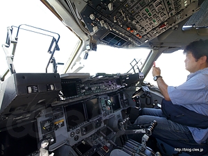 HH55152 C-17 Globemaster III のコックピット - 横田基地日米友好祭 2012 で F-22 Raptor を見てきた