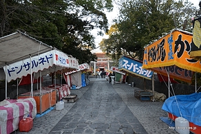 露点の準備が進む参道 - 浅間大社と紅富士