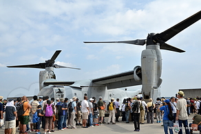 オスプレイ周辺は黒山の人だかり（8217 EP 01） - 横田で MV-22B オスプレイの内部を見学