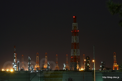 JX 根岸製油所のクレーン - 本牧臨海公園からの工場夜景