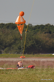 地面に落ちる救難キット（担架など） - 梅組最後の百里基地航空祭 2015（捜索救難展示編）