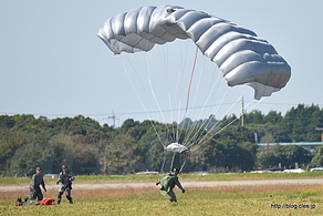 パラグライダーで地面に着地 - 梅組最後の百里基地航空祭 2015（捜索救難展示編）