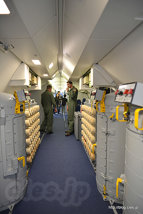 P-8A の内部後方にあるソノブイラック - P-8 Poseidon の内部を見学（NAF Atsugi Spring Festival 2017）