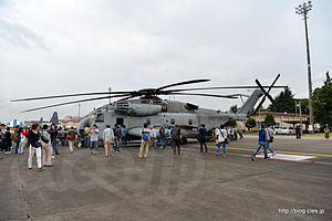 全景 - 横田基地で米海兵隊 CH-53E のコックピットを見学