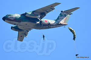 空挺降下する C-1（98-1029） - 飛行点検隊と第402飛行隊（入間航空祭 2017） 