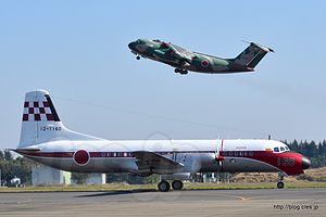 YS-11FC（12-1160）と C-1（18-1031） - 飛行点検機 YS-11FC の雄姿（入間基地航空祭 2018）