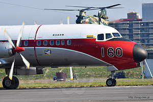 YS-11FC（12-1160）と CH-47（47-4490） - 飛行点検機 YS-11FC の雄姿（入間基地航空祭 2018）