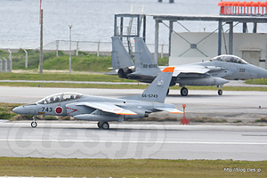 T-4（66-5743）と F-15DJ（82-8092） - 那覇空港の展望デッキから見える空自機