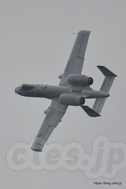 A-10（OS 80-0245）旋回 - A-10 のサプライズ飛行展示（横田基地日米友好祭2019）