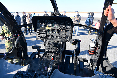 OH-6D コックピット 正面から - 退役間近の OH-6D （第47回木更津航空祭）