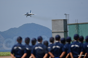 着陸 - 文句なしのブルーインパルス（芦屋航空祭 2022）