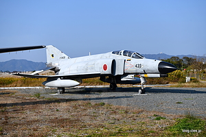 F-4（17-8439） - 美保基地南地区展示場と掩体壕 