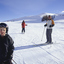 Gutt renner slalom med mor og søster i skibakken.