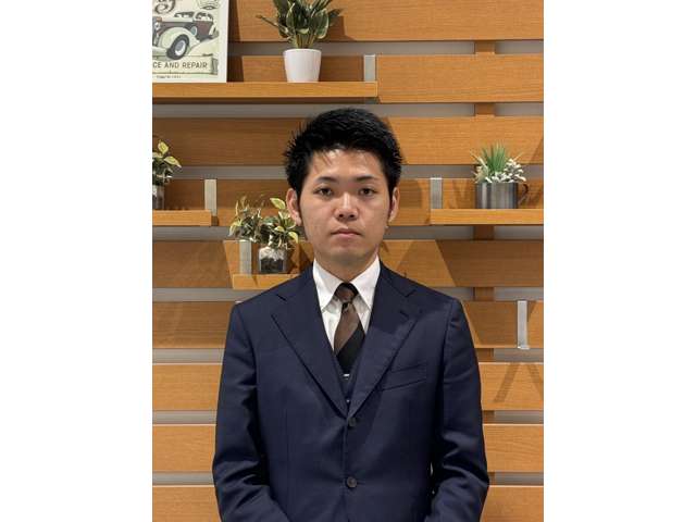 ストアマネージャーの新里と申します。お客様のカーライフをサポートさせていただきます。ご来店お待ちしております。