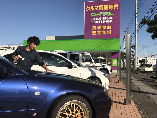 展示スペースには在庫を置いております！特にスポーツタイプのお車は現車確認が何より大事です！！(営業：中平悠輝）