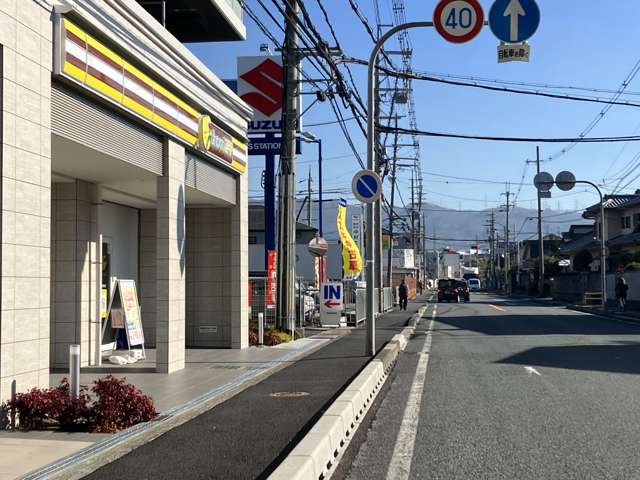 ２５号線奈良向きからは見え難いですが、このスズキの大きな看板と手前建物ののチョコ〇〇が目印です！