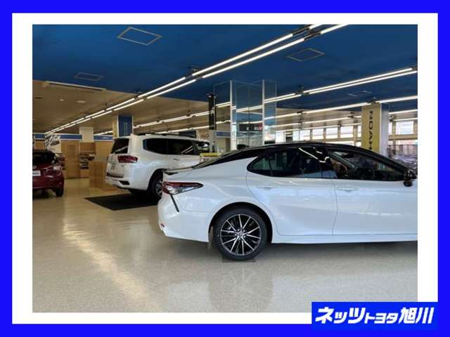 ショールーム内には、話題の新車を展示中です。