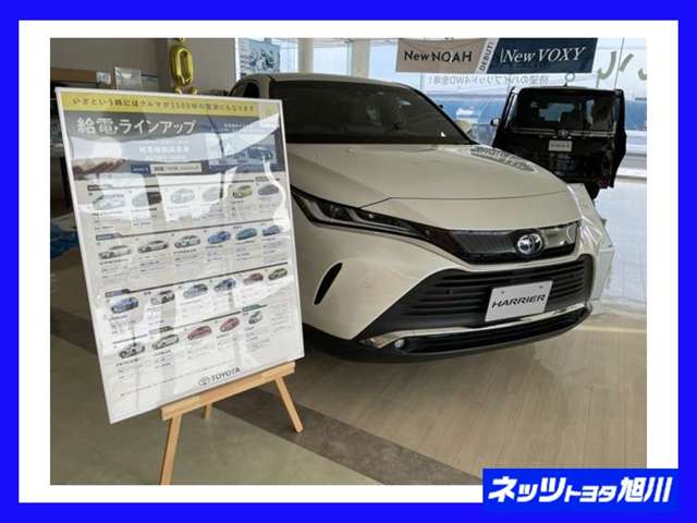 ショールーム内には話題の新車を展示中です。