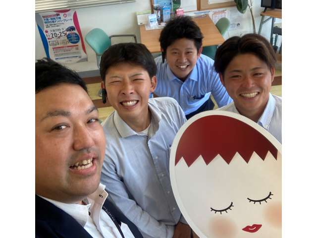 宗像センターの営業スタッフ４名のご紹介です。左から坂田くん、山口くん、勝間くん、大杉くん。