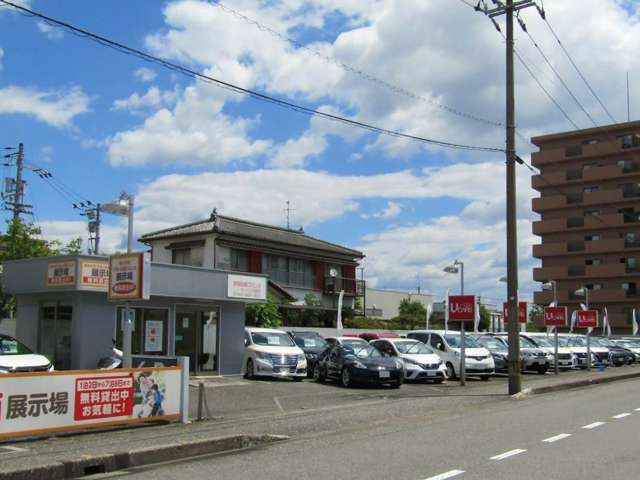 中古車展示場は敷地内に2箇所あります。充実したラインアップでお待ちしております。