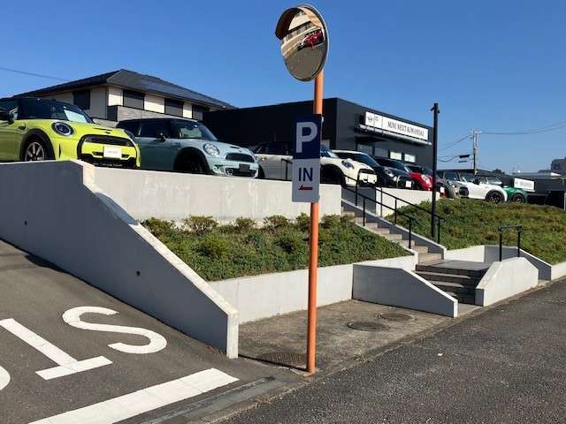 店舗入口が若干上り坂になっていますので車高が低いお車は、隣の『MINI港南台』へご入場下さい。