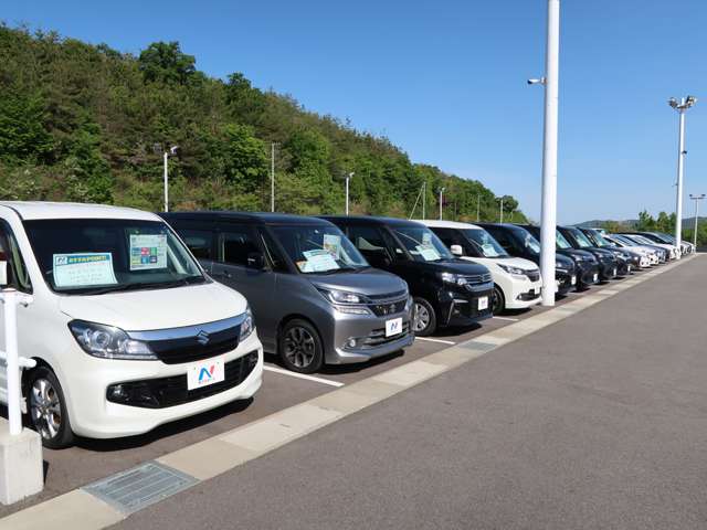 常時２４０台以上の在庫を展示！県内最大級の展示場で、軽自動車からミニバンまでゆっくりとご覧ください