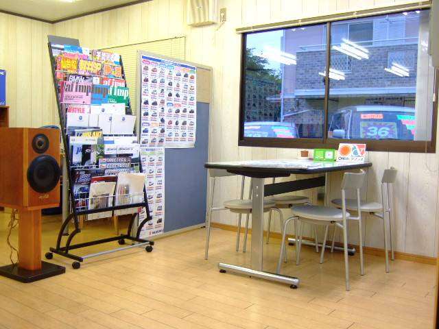 毎朝店長がセレクトする音楽が流れる店内では、車や趣味の話で盛り上がり商談が数時間になる事も多々です。