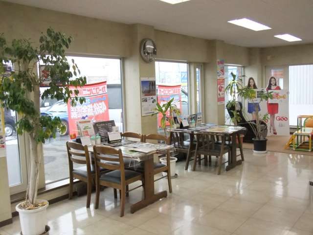 とてもオープンで日当たりの良いお店です。お客様がご来店しやすい店舗作りを心掛けております。