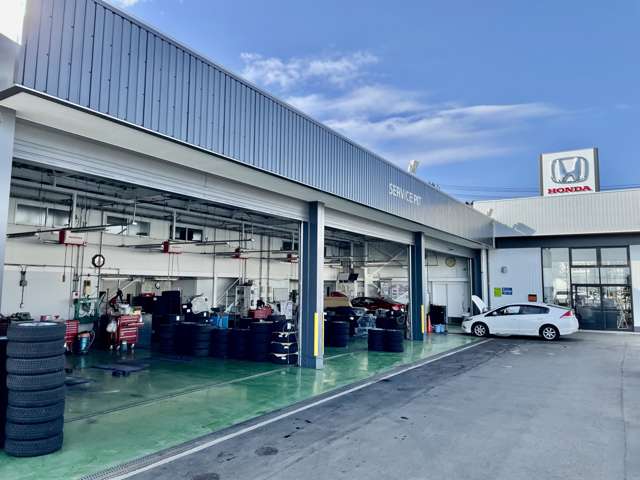 併設新車店舗にサービス工場完備！