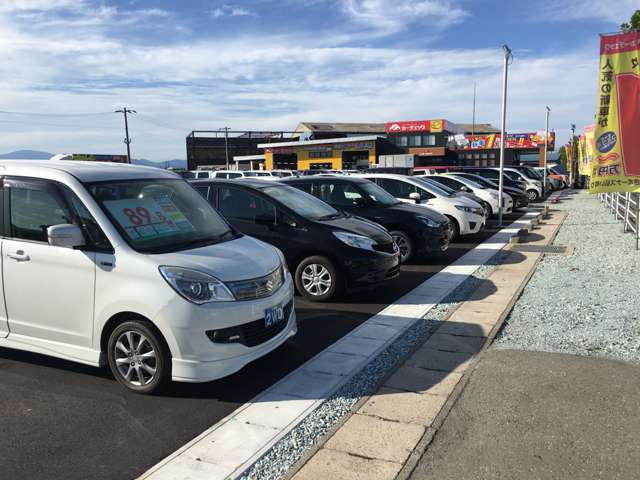 ひろ～い展示場でゆったりとお車をご覧ください♪