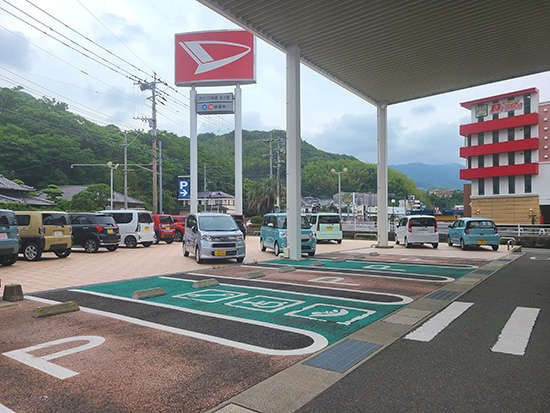 広々とした駐車場で段差もなく、屋根付きですので 雨の日も安心してご利用いただけます。