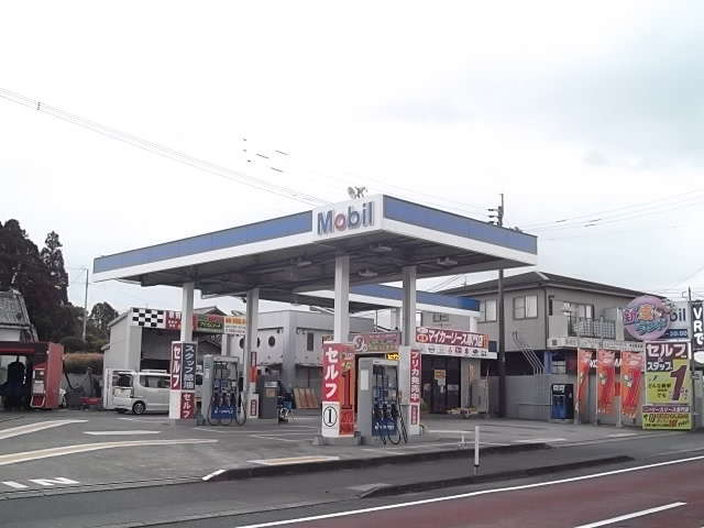 展示場斜め向かいにＭｏｂｉｌのガソリンスタンドも運営しております！当店購入者はガソリンの特典も？