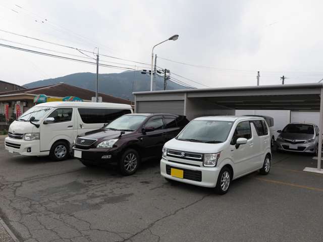 店舗の前に当社在庫車を展示しております！程度の良い在庫を常時5台程取り揃えておりますので、ぜひご来店ください♪