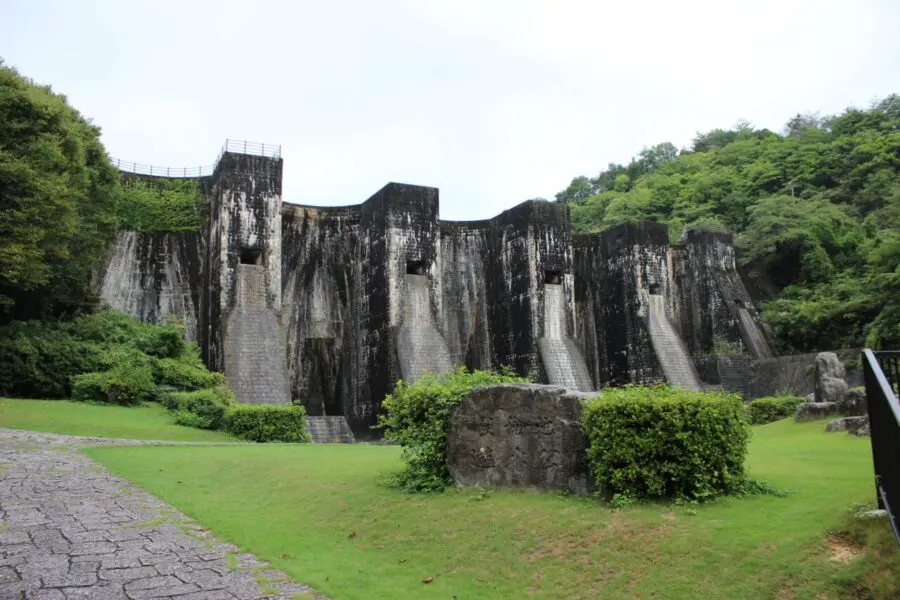 現存する日本最古の石積式マルチプルアーチダム！香川県観音寺市の『豊稔池堰堤』を訪問ッ！