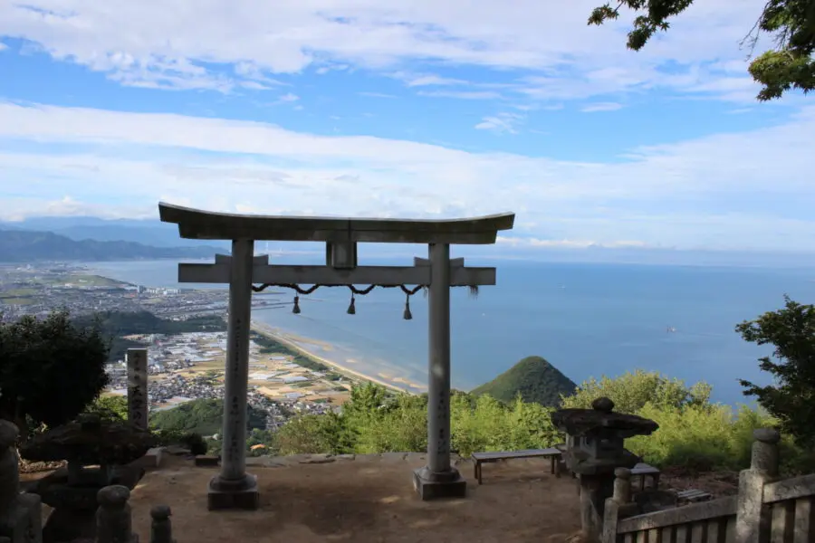 香川県観音寺市。鳥居越しに観音寺市街地と雄大な瀬戸内海が一望できる『天空の鳥居』