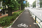 自転車優先と歩行者優先に別れた歩道