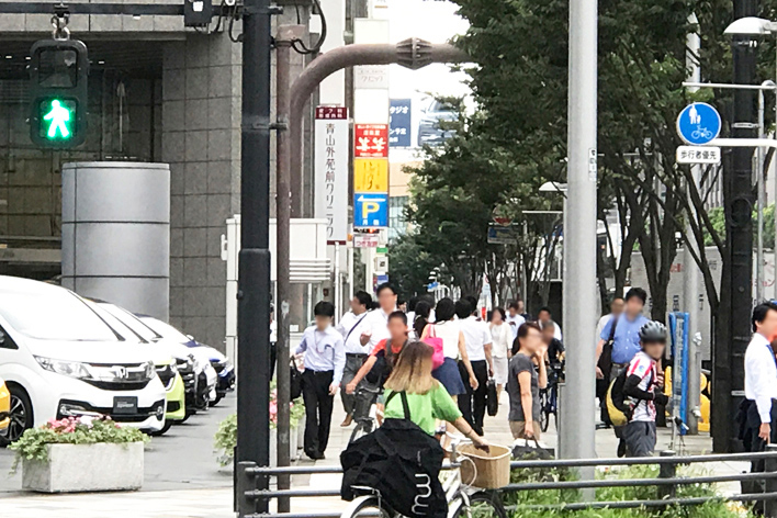 都内の殆どの歩道では歩行者優先だが自転車も走行が可能となっている。