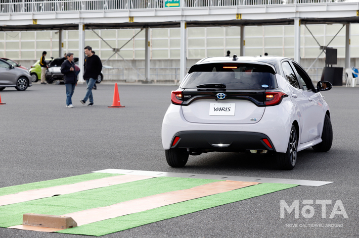 トヨタ ヤリスの駐車支援システム作動イメージ