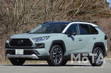 対するトヨタ RAV4は2019年4月にデビュー。2019-2020日本カー・オブ・ザ・イヤーを受賞するなど、高い評価を集める。ボディサイズは全長4610mm、全幅1865mm、全高1690mm、ホイールベース2706mm(Adventure)。外装のデザインはいかにもSUVらしいアグレッシブなデザインでアウトドアレジャーで使い倒すのが似合う。価格は274万3000円〜。