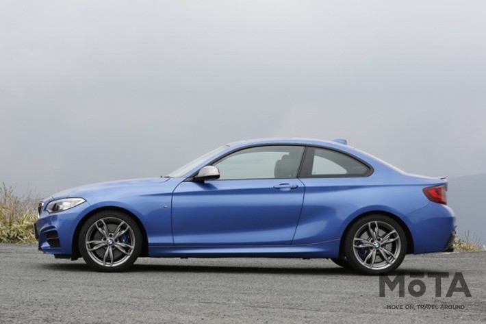 BMW 2シリーズ M235iクーペ（6MT）[ボディカラー：エストリル・ブルー／2014年発表モデル]