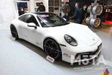 橋本コーポレーションがサスペンションメーカー「KW」の新作車高調を装着したポルシェ911カレラを出展！ その他の車高調ラインアップにも注目【東京オートサロン2023】