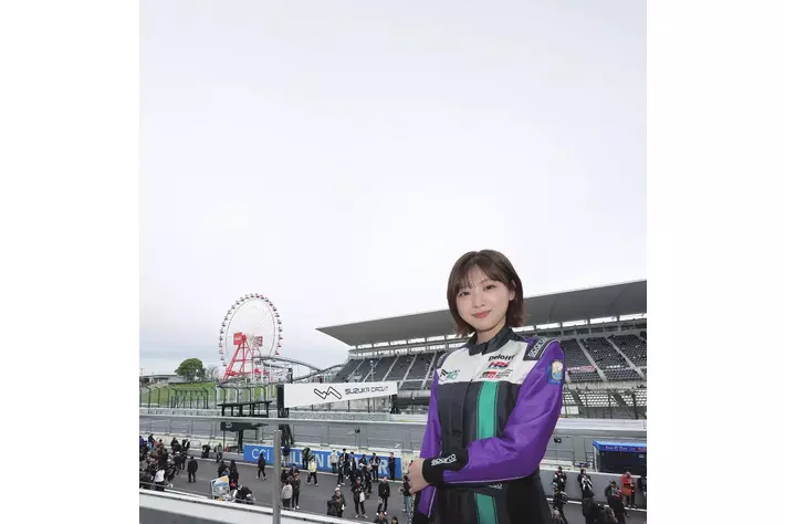 「月刊auto sport」最新2024年12月27日発売号で日向坂46 富田鈴花さんのロングインタビューを掲載。